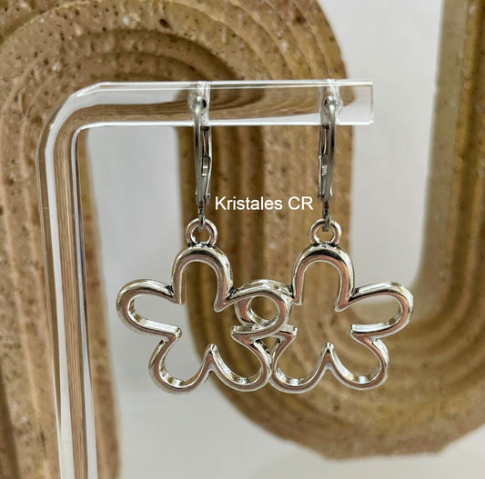 Aretes de Flor Plateada